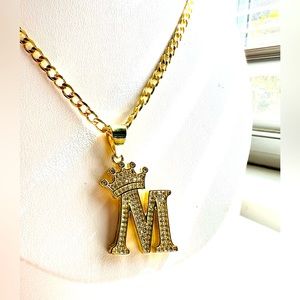 Cadena eslabón cubano con iniciales. La inicial viene coronada.M.
